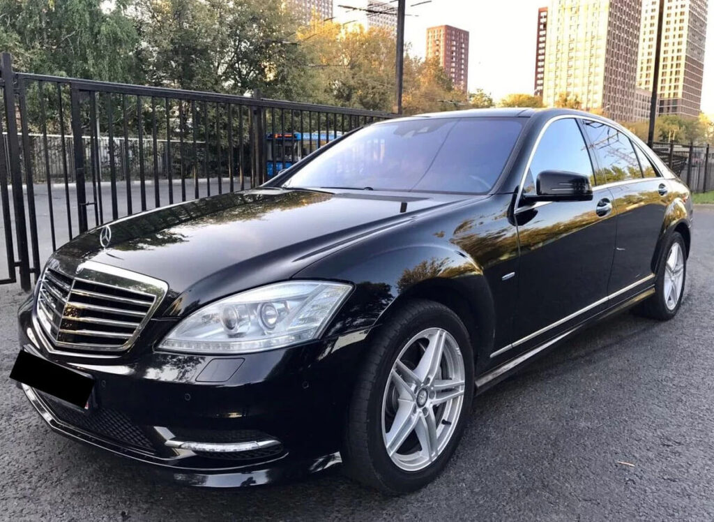 How are private chauffeurs different from taxis?